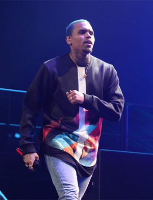 クリス・ブラウン、機内でマリファナを吸っていた！？