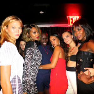 エクステをわしづかみに!?　ナオミvsカーラのキャットファイトが勃発か