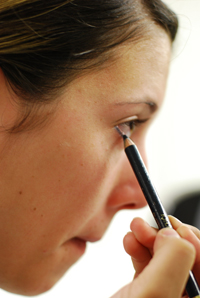 もう目ん玉の中に筆を入れない！　インサイドラインの引き方