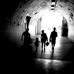 「一生逃げられない」家族で支配と従属を繰り返させ呪縛するモンスター