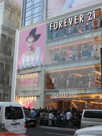“開放系”デザインの「FOREVER21」20代後半の女子は対象外!?