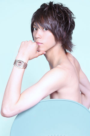 甘い顔立ちと、うっすら腹筋のアンバランスがたまらない浜尾京介