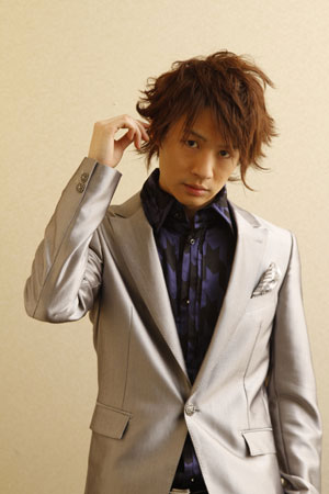 見た目は二枚目でも心は三枚目！　ホスト役に奮闘中の八戸亮クン