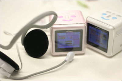 CMでもおなじみ！　話題の世界最小カラオケ「Hi-kara」　【2名様】