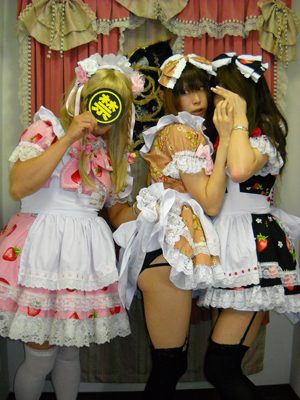 精神的破綻をおこす衝撃ビジュアル、女装メイドカフェ「雲雀亭」