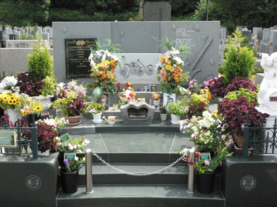 対話を求めるファンが集う祝祭空間に！　あの有名人のお墓はやっぱり凄かった！