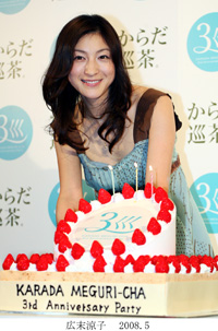 ド派手な姿で文化祭に参加!?　有名小学校に芸能人パパ＆ママ集結