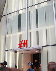 日本初出店！　H&M銀座店には、トラップがいっぱい!?