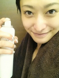 夏の汚肌の元凶、ゴワつき＆毛穴開きに！　あの芸能人が指名する愛用“炭酸ミスト”