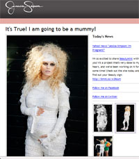 黒い乳首が妙にリアル！　今年も全力で仮装したセレブのハロウィーン