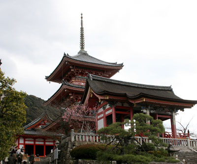悠久の時を感じる清水寺のすぐ傍で、ガチな商売っ気を出す地主神社