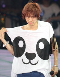 おっぱいを揉むジェスチャーまで……三宅健、『アウト×デラックス』で伝説アゲイン！