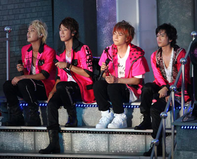 「オレの祐也だ」、小山慶一郎が友人と手越祐也を取り合った果てに熱烈キス！