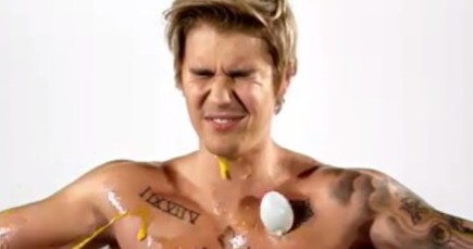 あの事件が元ネタ!?　ジャスティン・ビーバー、人気番組の予告で生卵まみれに