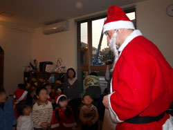 英語を話すサンタがやってきた！　クリスマス会も保育園経営も大成功