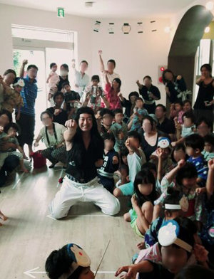 保育園にワンコを連れて出勤！　生き物の存在が園児たちにはプラスになっているよう