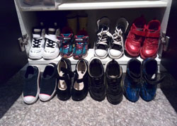 オシャレな靴にイスでの食事、母親が求めることは子どもの成長を妨げます！