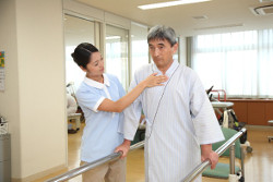 「お父さんがボケてくれてよかった」下半身不随となった父、踏ん張り続けた娘と母