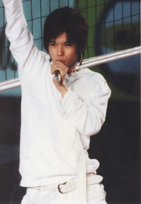 加藤成亮、初スキャンダルのお相手はあの巨乳歌手!?