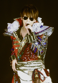 「赤いリップってクセになるね」亀梨和也、あの撮影から女装に開眼？