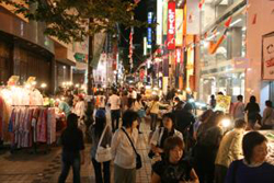 ソウルのニセモノ屋で働く男子は「車内●●●→デート終了」でもモテモテ！