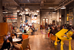 日本人女子がカフェでゲストーク。韓国人男性のモノはアレに似てる…！