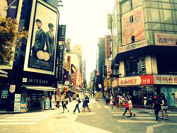 毎月お小遣いを送金…。ソウルのニセモノ屋男子に貢ぐ日本人女子がアツい