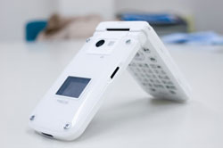 楽しく話しているだけで携帯電話を折られる……理不尽な愛情表現の数々