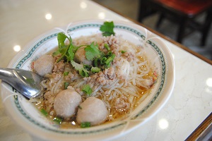 少なめの量も本場タイの屋台と一緒　マッサージやパブもある錦糸町の“リトルバンコク”