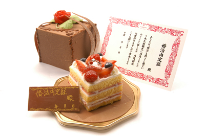 ケーキに仕掛けた婚約指輪＆「婚活内定証」……　冗談めかして強引に婚活終了に！