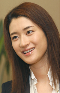 松山ケンイチの知らぬところで……小雪があの熟年俳優と”通い愛”の噂