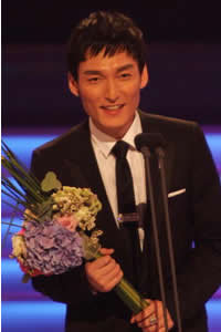 「ベストジーニスト賞」で異例の通達!?　SMAP・木村＆草なぎの受賞映像「使用NG」に