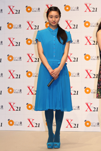 「麻袋みたい」「水前寺清子？」ファッション＆メイクが酷評される美人タレントたち