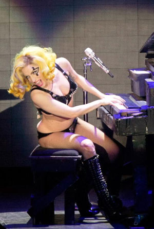 ファンからは大絶賛！　レディー・ガガの不思議なトップレス写真