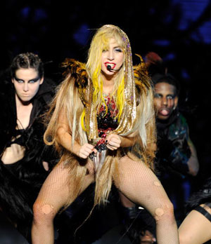 レディー・ガガの被災地慰問の前に立ちはだかる、重大な問題とは