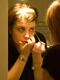 夜更けの顔に「ギョッ」とした！　加齢を感じる肌は美容液でレスキュー