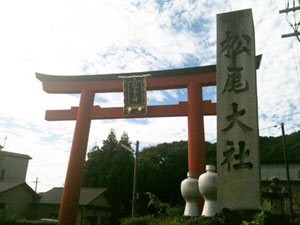 バタ臭い人形に、実力行使の占い……歴史ある神社がおかしな方向に！