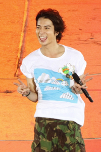 嵐・松本潤が被災地の小学校を訪問！　写真撮影とプレゼント贈呈