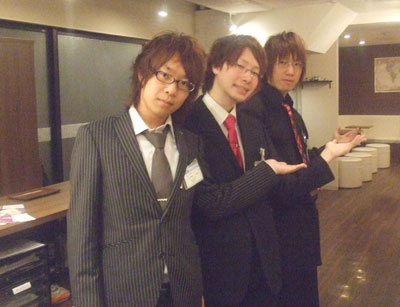 乙女の理想空間がここに！　メガネスーツカフェで社内ラブを体感♪