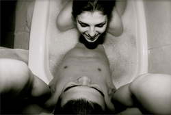 ハイテンションのローション風呂でダチョウ倶楽部化した女