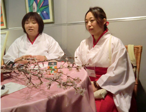 キリストも降臨!?　お巫女さんがみてくれる「巫女カフェ」潜入