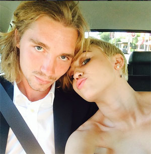 M・サイラスが『VMA』授賞式でスピーチさせたホームレス、実は指名手配犯だった！