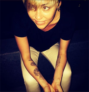 バカにしている？　マイリーが“ジャスティンなりきり写真”を公開