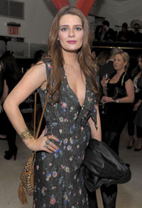 痩せて見られるように”腹筋シャドー”まで！　止まらないセレブのバッド・ファッション