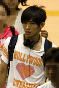 V6・三宅健が「ロボットレストラン」に来店！　しかし「ずっと携帯を見てた」