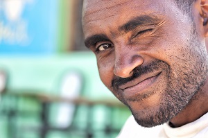 宜保愛子のものまねで爆笑　ヨシダナギが初めてのアフリカで出会ったコミュ力高いガイド