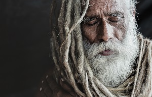 撮影禁止のはずが…　インドでハイクラスなイケメン聖人から「頭ポンポン」