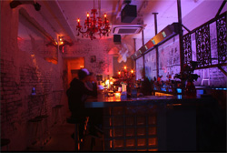 ジャニーズのトップ人気メンバーAが、「女装バー」訪問で先輩のゲイ疑惑を暴露!?