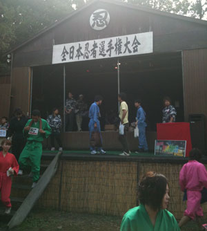 塀を越えられず、「痛～い」の声が響き渡る「全日本忍者選手権大会」