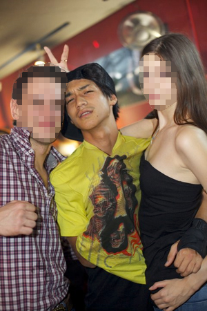 「あっち行けよブス！」ファンに暴言を吐く、NEWS・錦戸亮の夜遊び写真